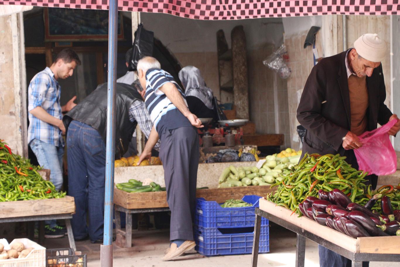 Mardin’in tarihi çarşılarında yaşanan Ramazan bereketi, uzun süredir durgunluk yaşayan esnafın yüzünü güldürdü.

